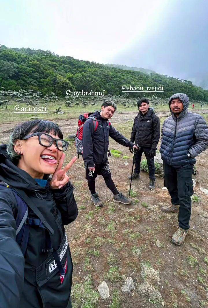 potret Aci Resti mendaki gunung Gede (instagram.com/raynaldybagaskara)