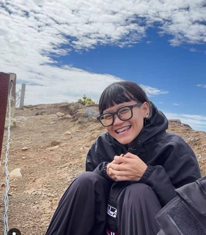 potret Aci Resti mendaki gunung Gede (instagram.com/shadu_rasjidi)
