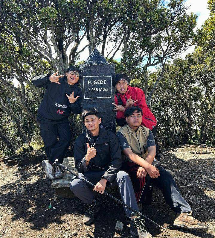 potret Aci Resti mendaki gunung Gede (instagram.com/shadu_rasjidi)