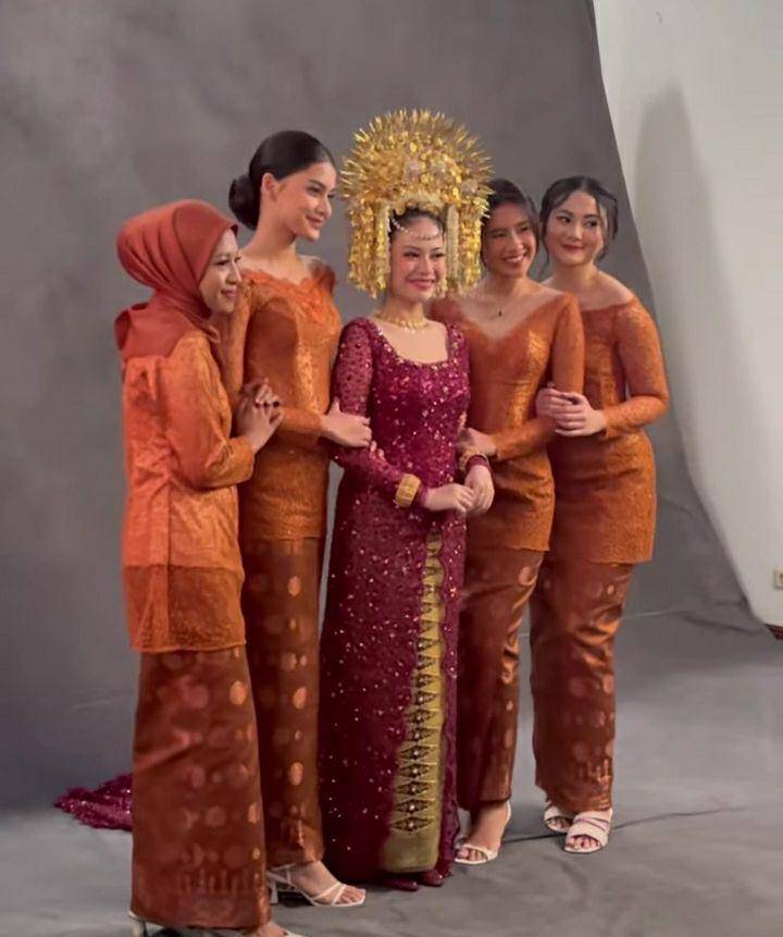 potret bridesmaid dan groomsmen di pernikahan Hanggini dan Luthfi (instagram.com/davidelsandro)