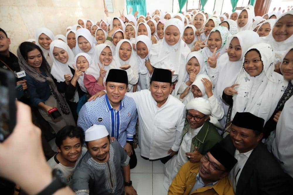 Ketua Umum Partai Demokrat sekaligus Wakil Ketua Dewan Pengarah TKN Prabowo-Gibran, Agus Harimurti Yudhoyono (AHY) mendampingi Prabowo Subianto kampanye perdana ke Tasikmalaya, Jawa Barat, Sabtu, (2/12/2023) (Dok/DPP Partai Demokrat)
