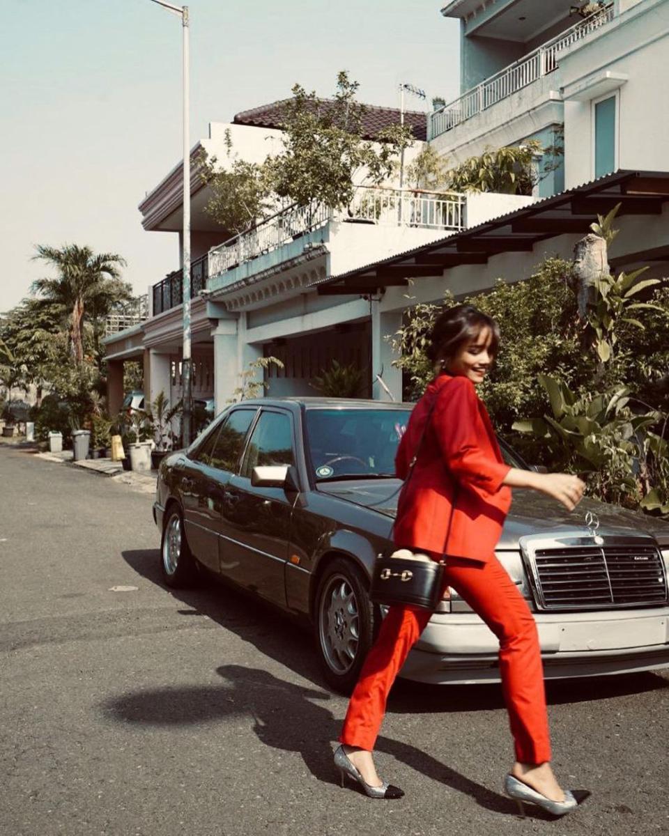 potret Fuji mengenakan straight leg trousers (instagram.com/fuji_an/)