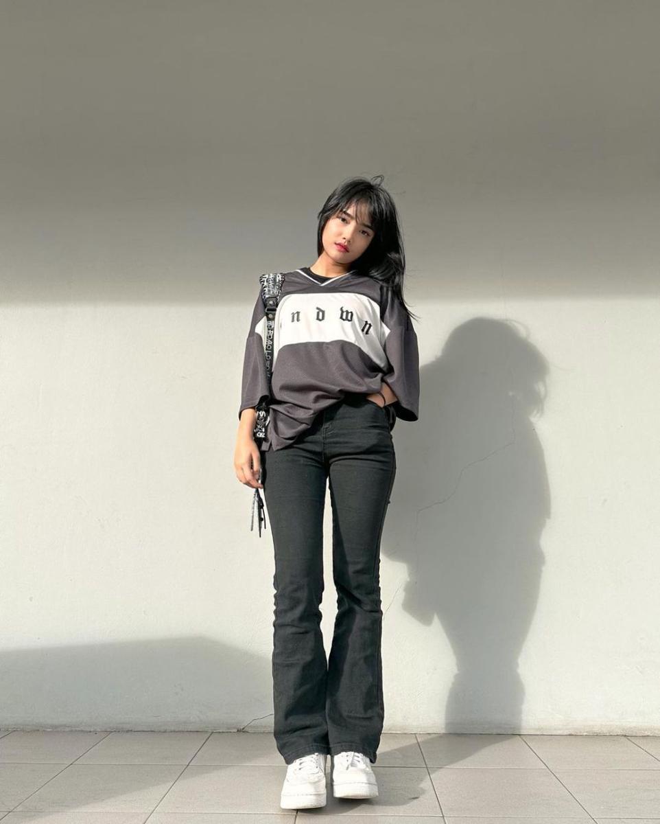 potret Fuji mengenakan flare jeans hitam (instagram.com/fuji_an/)