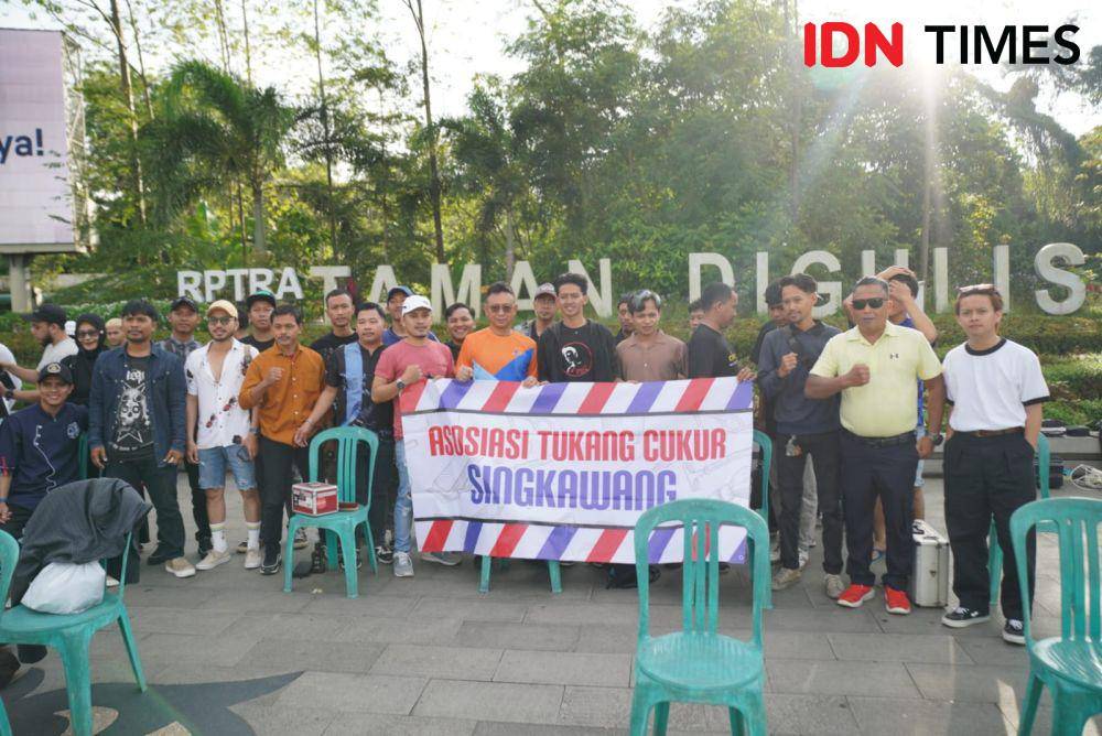 Ada juga asosiasi tukang cukur Singkawang dalam kegiatan sosial itu. (IDN Times/Prokopim).