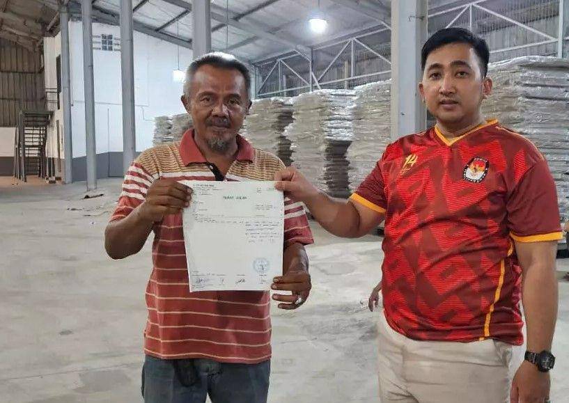 KPU Kota Depok menunjukan surat jalan penerimaan logistik Pemilu 2024 di gudang KPU Kota Depok. (Istimewa)