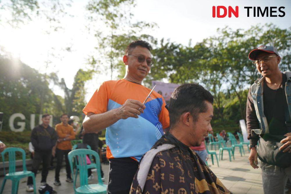 Wali Kota Pontianak, Edi Rusdi Kamtono ikut bantu mencukur warga. (IDN Times/Prokopim),