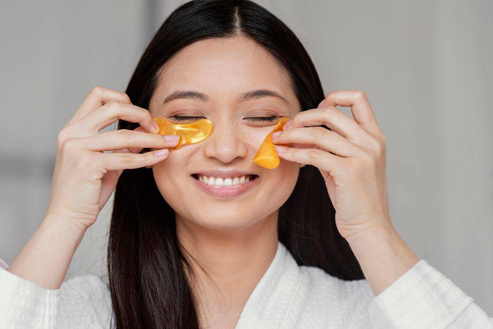 ilustrasi seorang wanita menggunakan eye mask (freepik.com/freepik)