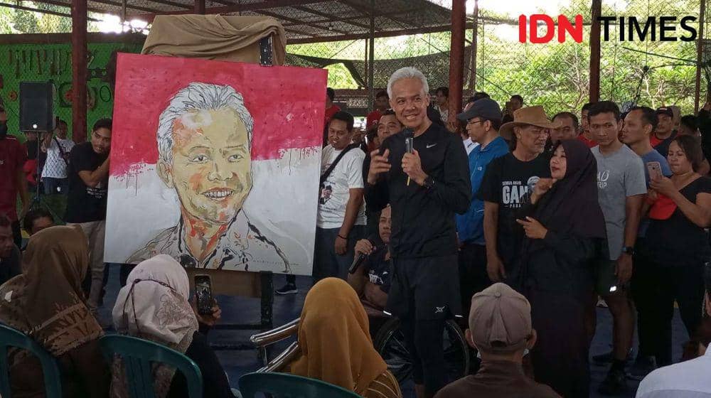 Capres Ganjar Pranowo menerima lukisan dari pelukis disabilitas di Kota Mataram, Minggu (3/12/2023). (IDN Times/Muhammad Nasir)