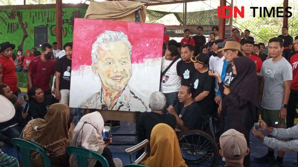 Ganjar Semringah Dapat Hadiah Lukisan dari Pelukis Disabilitas Lombok