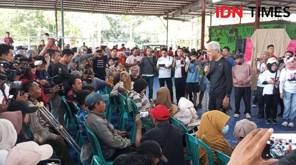 Capres Ganjar Pranowo berdialog dengan penyandang disabilitas di Kota Mataram disela-sela jalan pagi di CFD Udayana, Minggu (3/12/2023). (IDN Times/Muhammad Nasir)