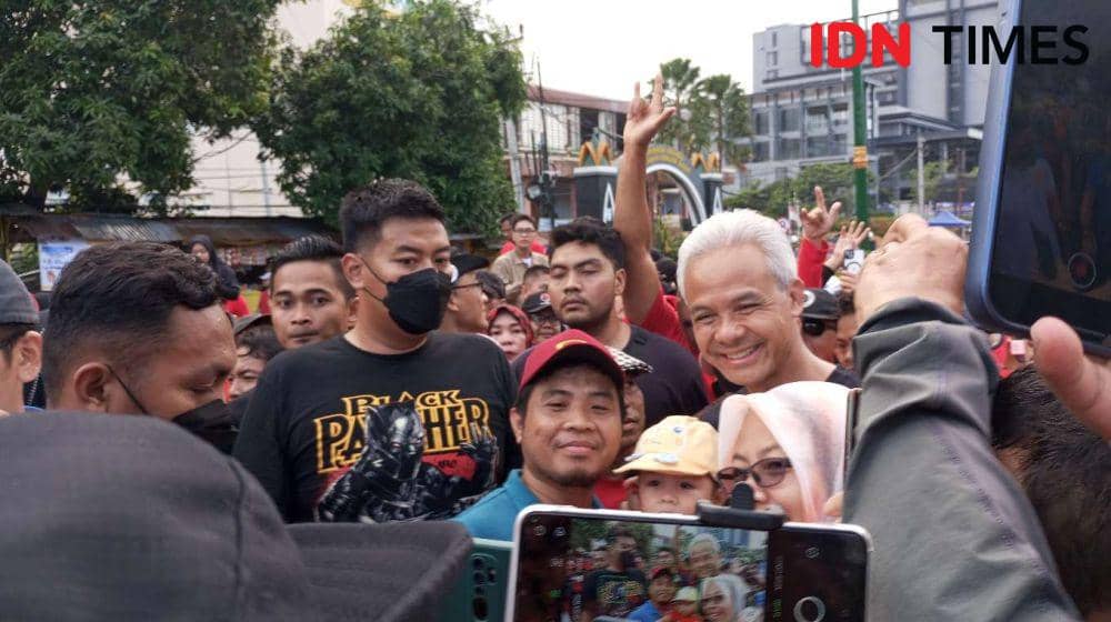 Warga Berebutan Berswafoto dengan Ganjar di CFD Udayana Mataram