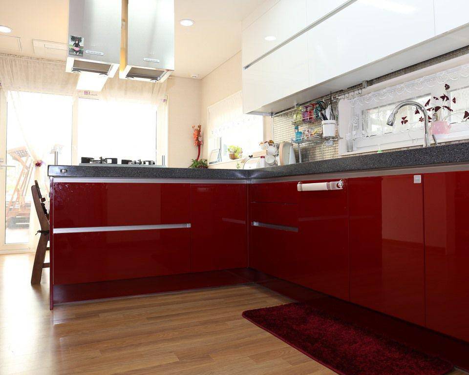 ilustrasi kabin dapur berwarna merah burgundy (pixabay.com/jwco)