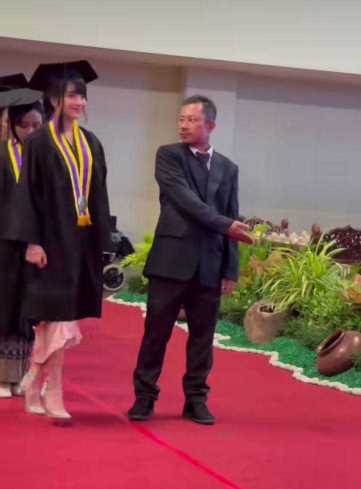 Ghea wisuda (Instagram.com/gheaindrawari)