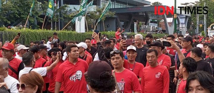 Capres nomor urut 3 Ganjar Pranowo saat jalan pagi di CFD Udayana Kota Mataram, Minggu (3/12/2023). (IDN Times/Muhammad Nasir)