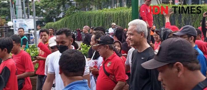 Capres Ganjar Pranowo saat jalan pagi di CFD Udayana Kota Mataram, Minggu (3/12/2023). (IDN Times/Muhammad Nasir)