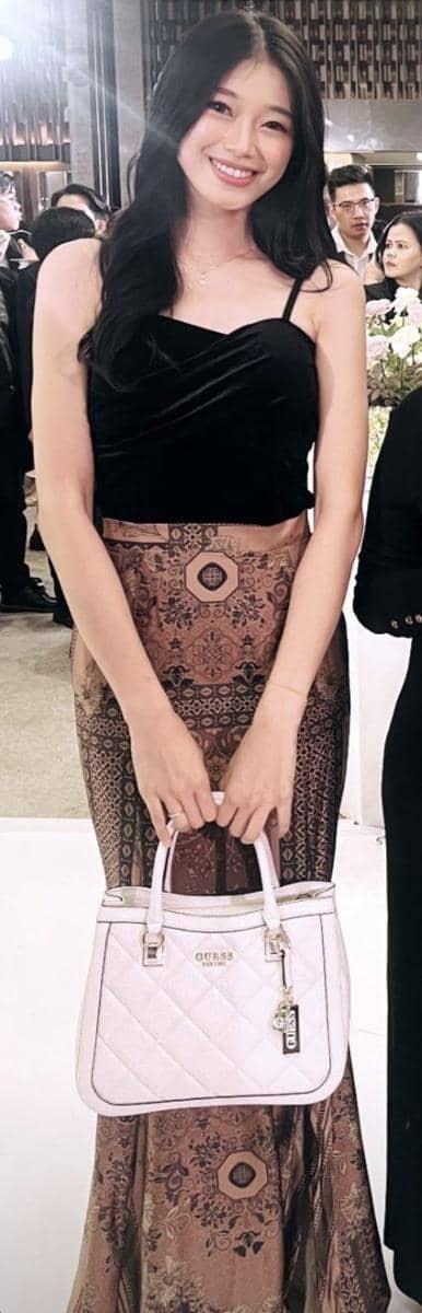 Desy Genoveva di resepsi Jonatan Christie dan Shanju. (Instagram.com/desygenoveva_)