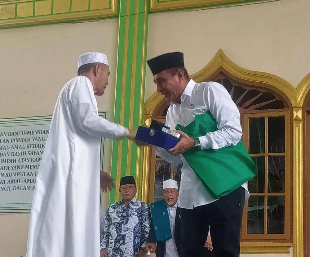 Edy Rahmayadi diberi bingkisan oleh pimpinan Persulukan Jabal Qubis (IDN Times/Eko Agus Herianto)