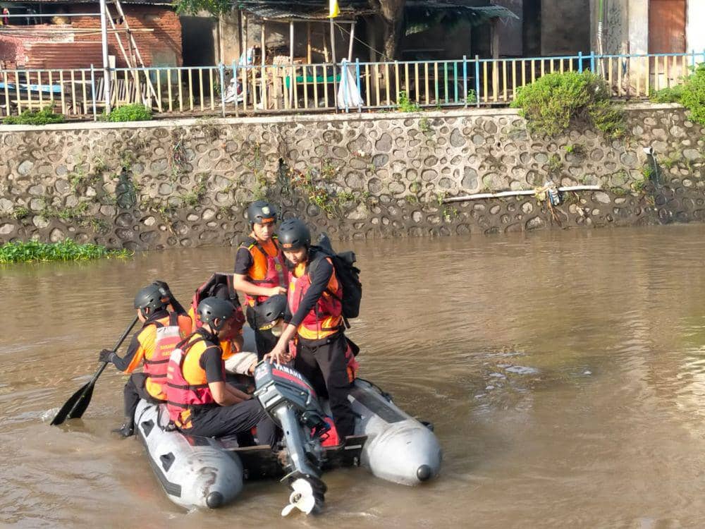Tim SAR Mataram melakukan pencarian bocah yang hilang terseret arus sungai di Mataram. (dok. SAR Mataram)