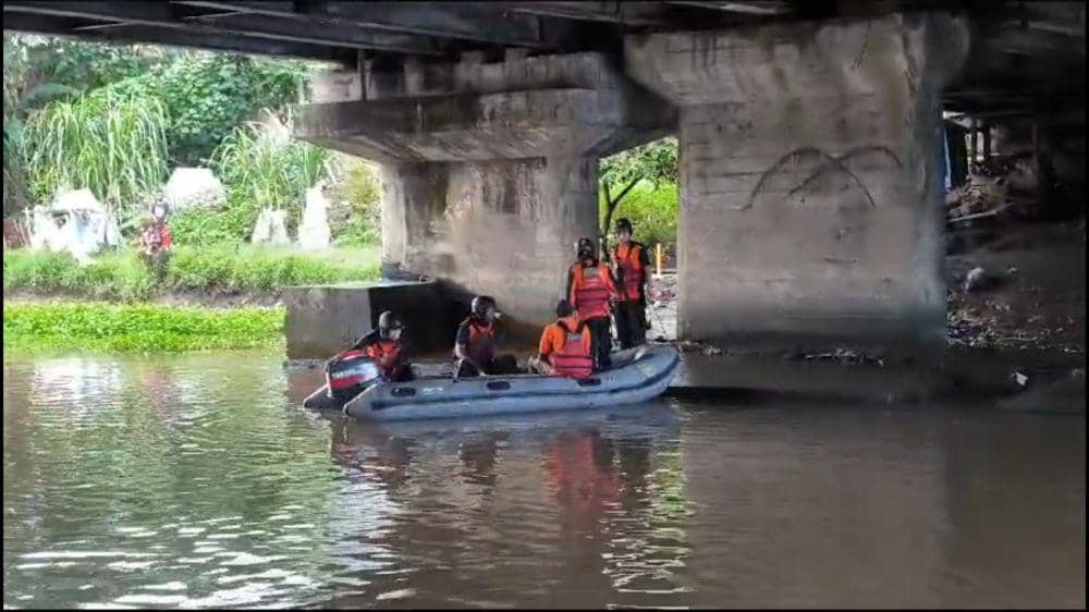 Tim SAR Mataram menyusuri sungai untuk mencari bocah yang hilang terseret arus. (dok. SAR Mataram)