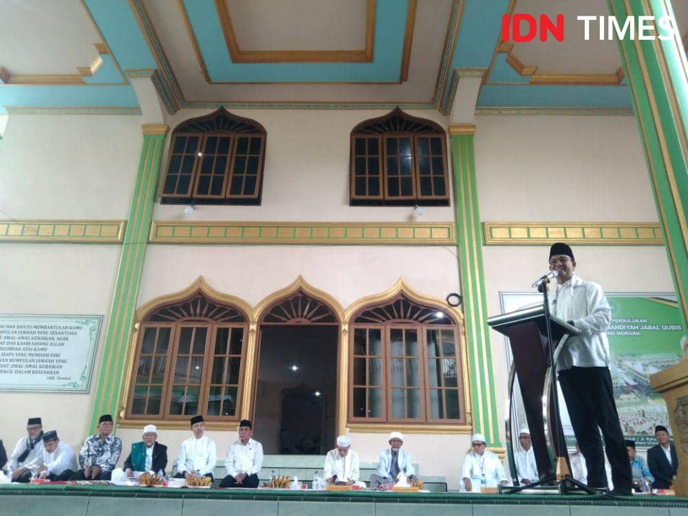 Anies beri sambutan setelah berziarah ke makam Saidi Syekh H. Amir Damsar Syarif Alam (IDN Times/Eko Agus Herianto)