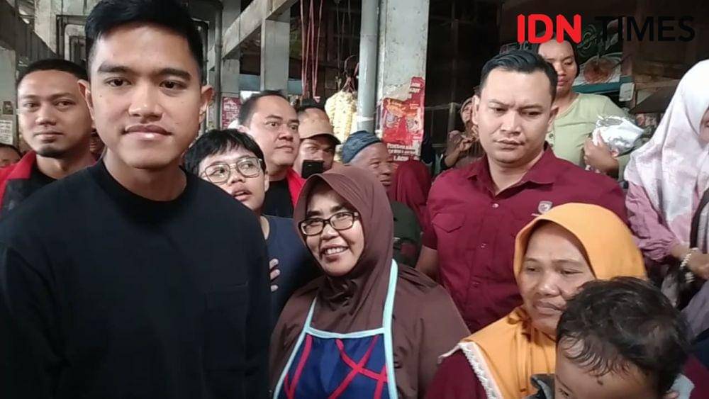 Para pedagang dan masyarakat berebut agar dapat berfoto dengan ketua umum PSI Kaesang Pangarep/ IDN Times/ Riyan