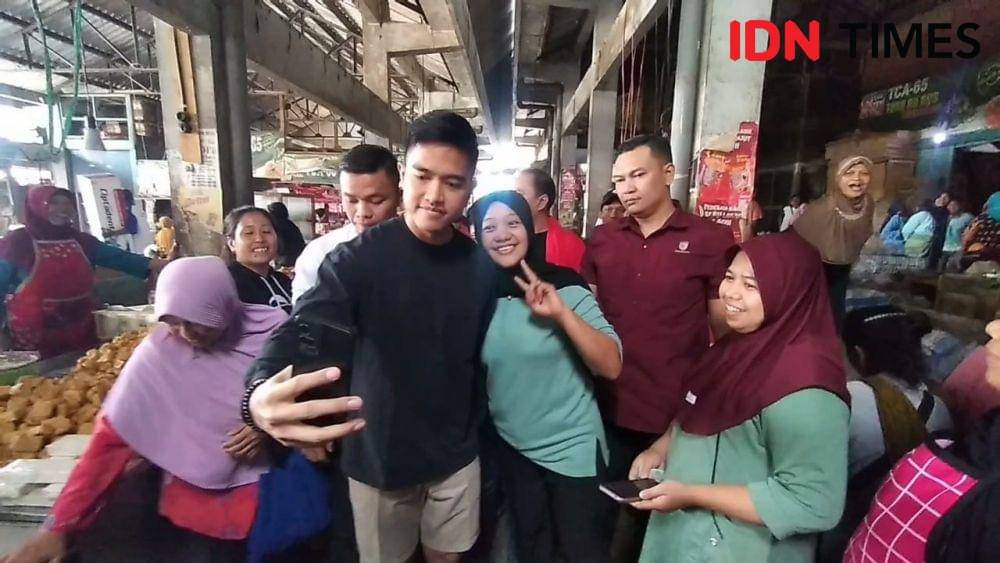 Banyak warga yang ingin bisa berfoto dengan putra bungsu presiden