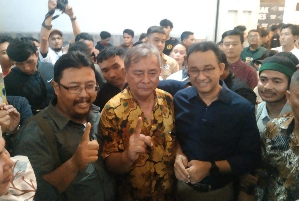Momen Anies Baswedan berfoto bersama fansnya dan dan tim pemenangannya (IDN Times/Eko Agus Herianto)