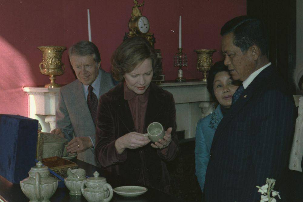 Jimmy Carter dan Rosalynn saat mengagumi hadiah dari pemberian Kriangsak Chomanan, Perdana Menteri Thailand pada 06/02/1979. (commons.wikimedia.org/Carter White House Photographs)