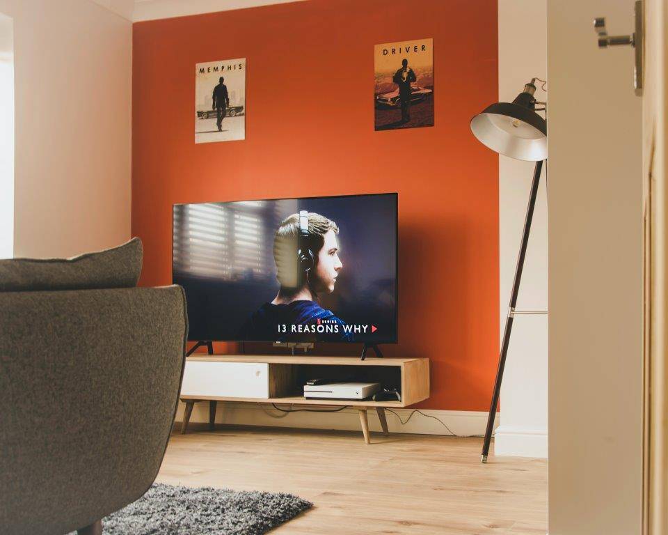 ilustrasi dinding interior berwarna orange (unsplash.com/Matt Wildbore)