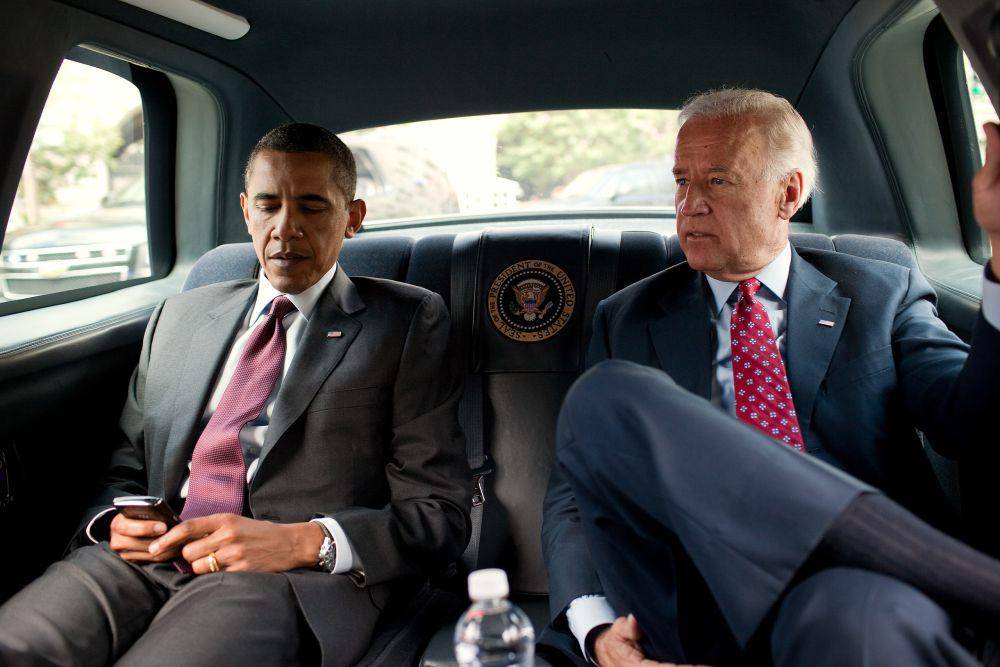Presiden Barack Obama dan Wakil Presiden Joe Biden saat menaiki mobil dalam iring-iringan dari Gedung Putih ke Gedung Ronald Reagan di Washington, D.C., pada 21/07/2010, untuk menandatangani Undang-Undang Reformasi dan Perlindungan Konsumen Dodd-Frank Wall Street. (commons.wikimedia.org/Pete Souza)