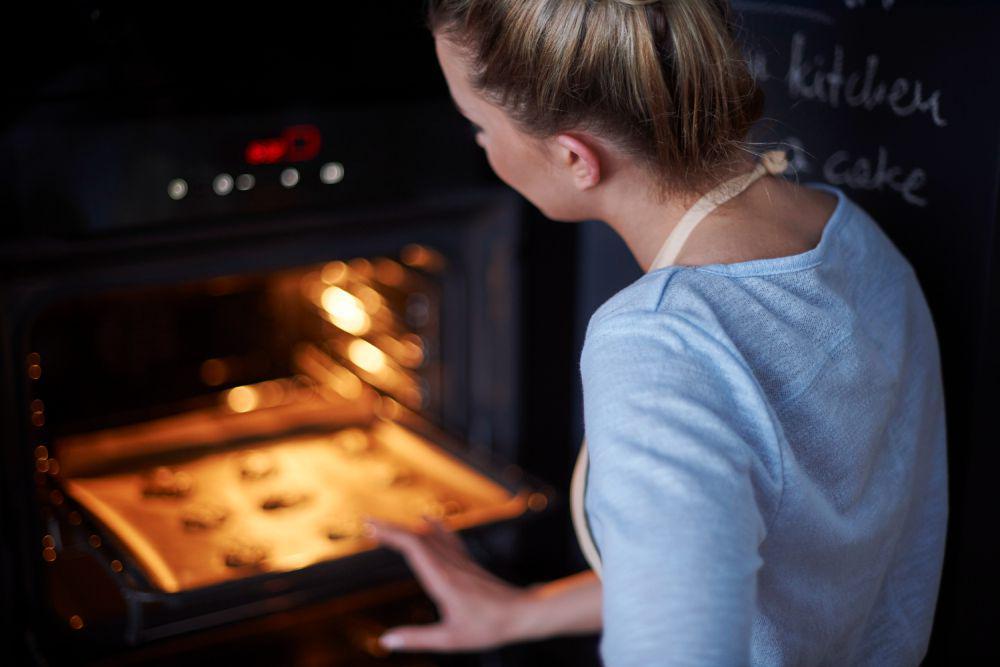 ilustrasi memanggang dalam kue dalam oven (freepik.com/gpointstudio)