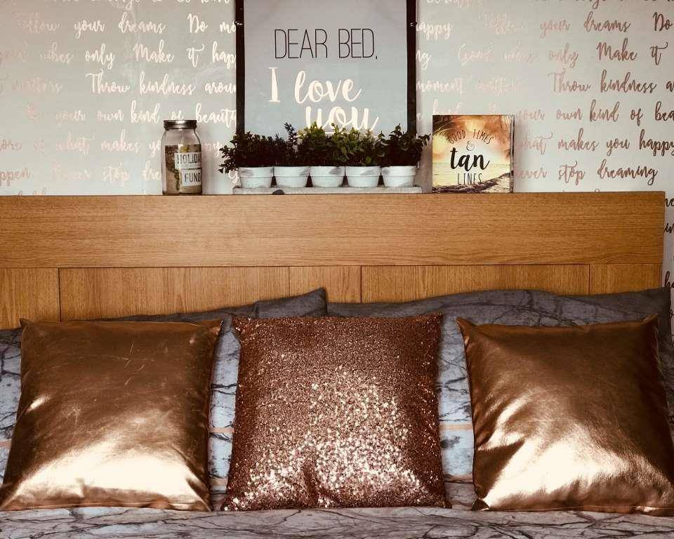 ilustrasi bantal dan stiker dinding berwarna emas (pexels.com/Izzy Hardy)