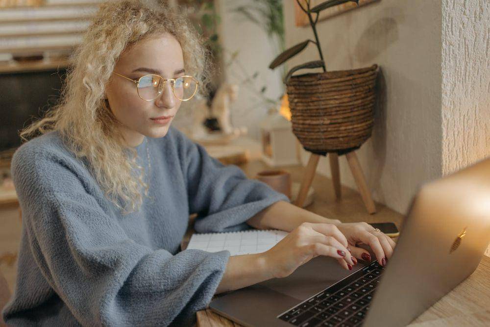 ilustrasi fokus bekerja (pexels.com/Pavel Danilyuk)