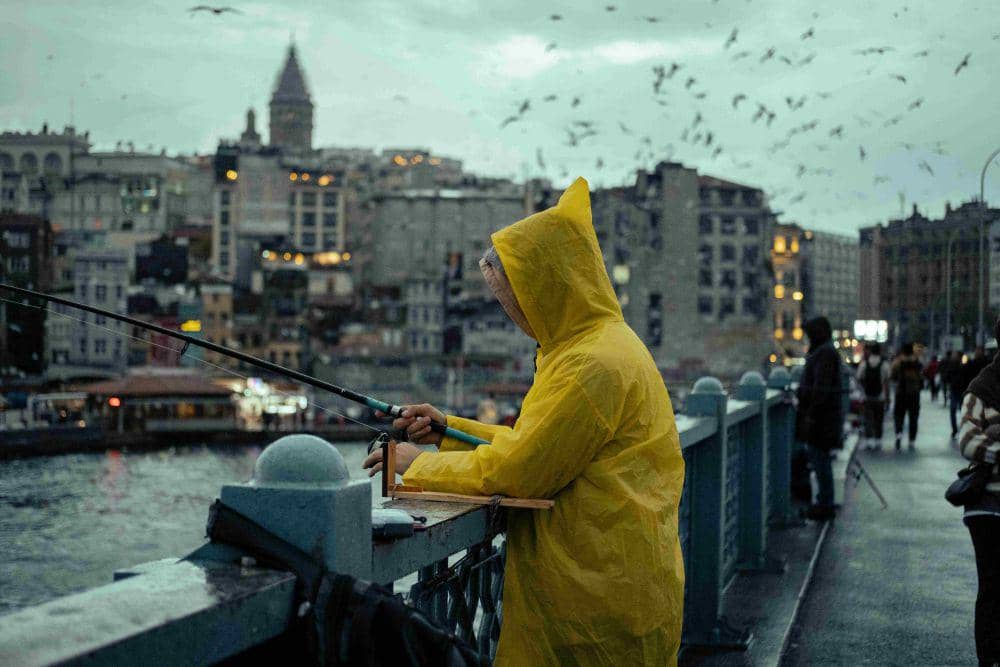 ilustrasi jas hujan yang memiliki tudung (pexels.com/Zeynep Sude  Emek)