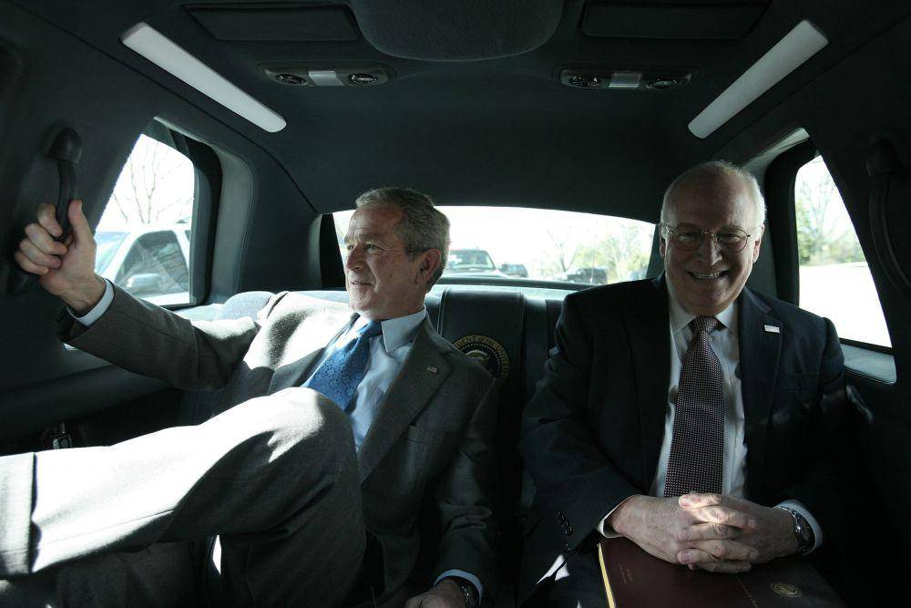 Presiden George Bush dan Wakil Presiden Cheney saat sedang berada di dalam limusin kepresidenan. (commons.wikimedia.org/The U.S. National Archives)
