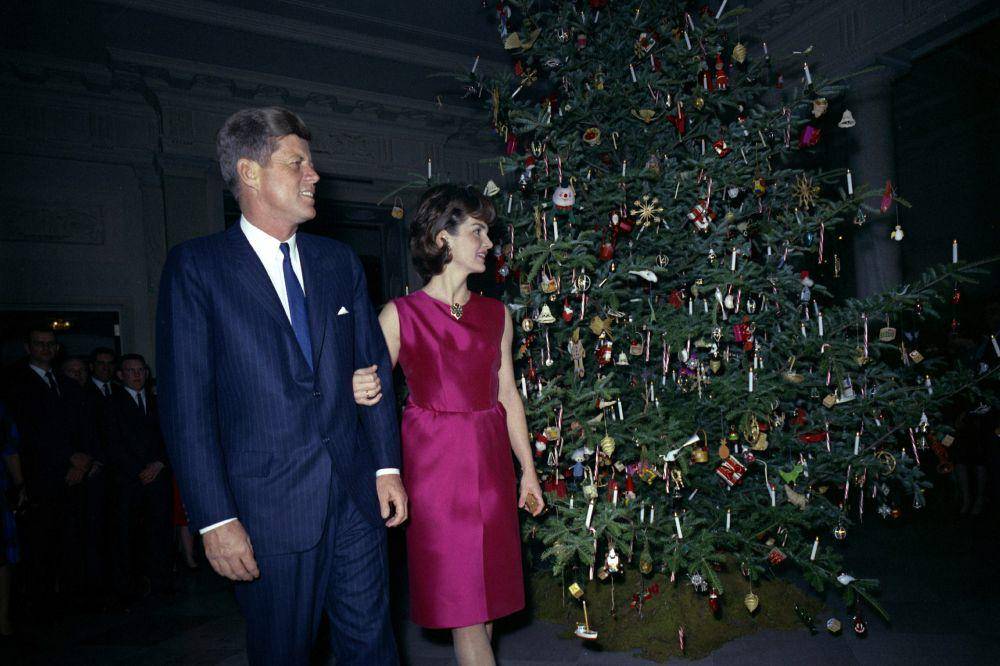 Presiden dan Nyonya Kennedy saat berada di Pesta Natal Staf Gedung Putih dekat Pohon Natal di Cross Hall, pada 12/12/1962. (commons.wikimedia.org/Robert Knudsen)