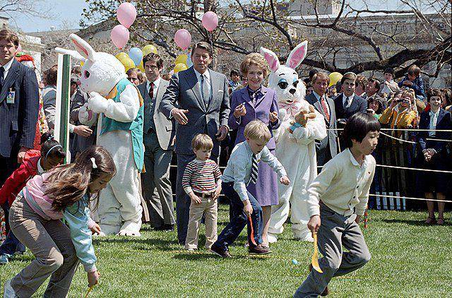 Keluarga Reagan di Gedung Putih dalam perayaan Easter Egg Roll pada 12/04/1982 *commons.wikimedia.org/Reagan Library)
