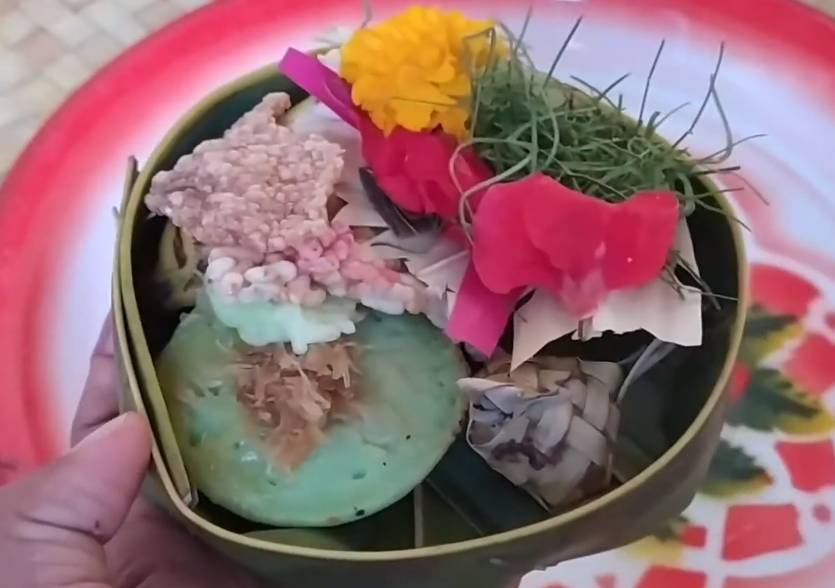 Sarana upacara tipat dampulan. (YouTube.com/Esi Oktiarini)