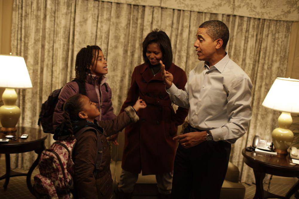 Barack Obama, Michelle Obama dan putrinya Sasha (7 tahun) dan Malia (10 tahun) di Hotel Hay Adams di Washington, DC, yang bersiap untuk hari pertama sekolah. (commons.wikimedia.org/Callie Shell)