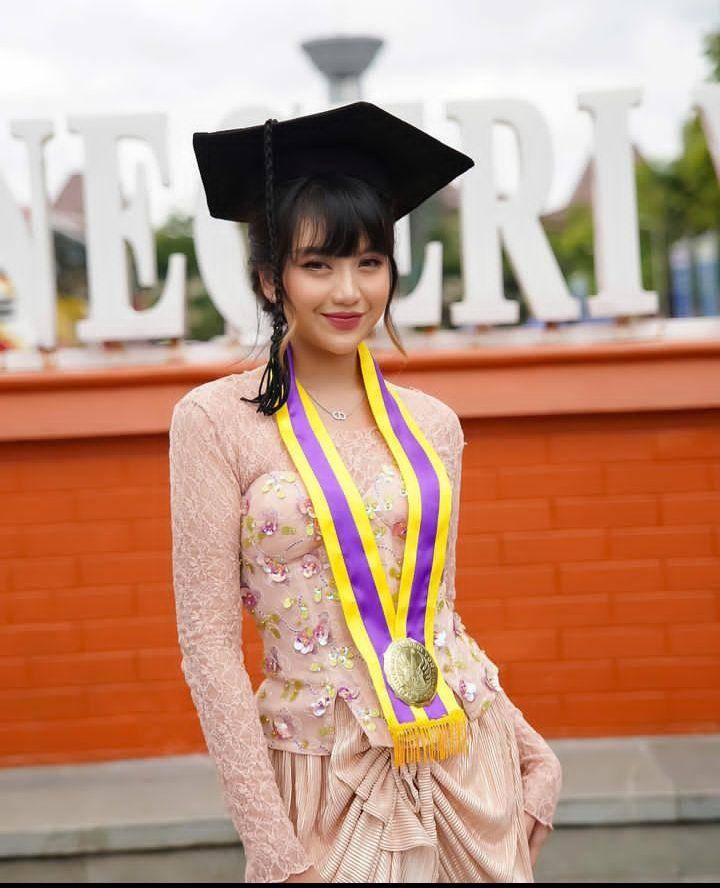 Ghea wisuda (Instagram.com/gheaindrawari)