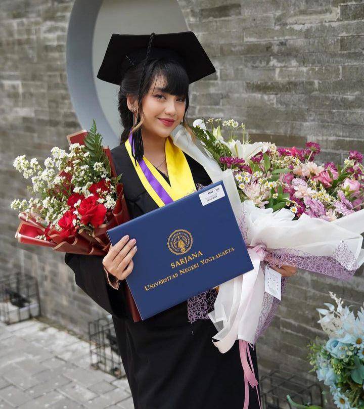 Ghea wisuda (Instagram.com/gheaindrawari)