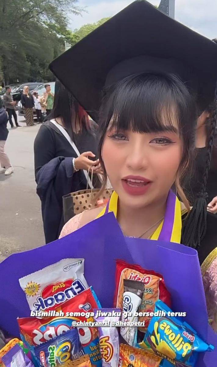 Ghea wisuda (Instagram.com/gheaindrawari)