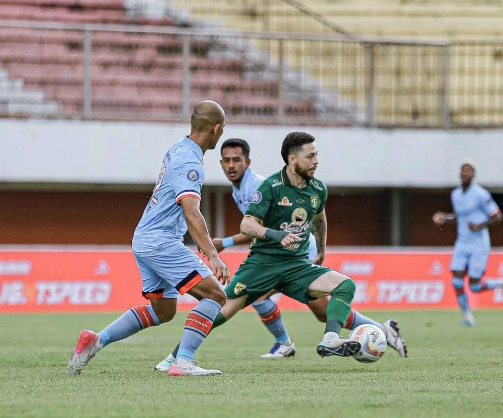 Pemain asing Persebaya, Robson Duarte saat mengecoh pemain Rans FC. Instagram @officialpersebaya
