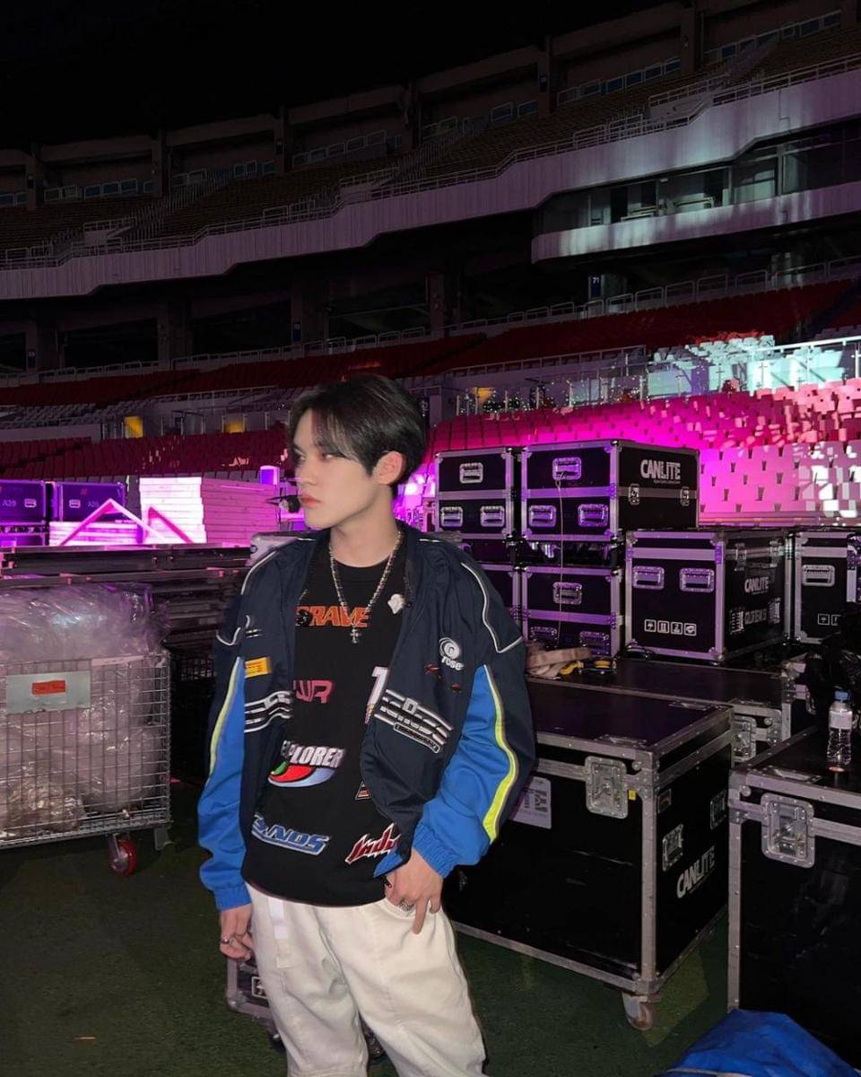 atasan hitam ala Chenle NCT Dream (instagram.com/kh1000le)
