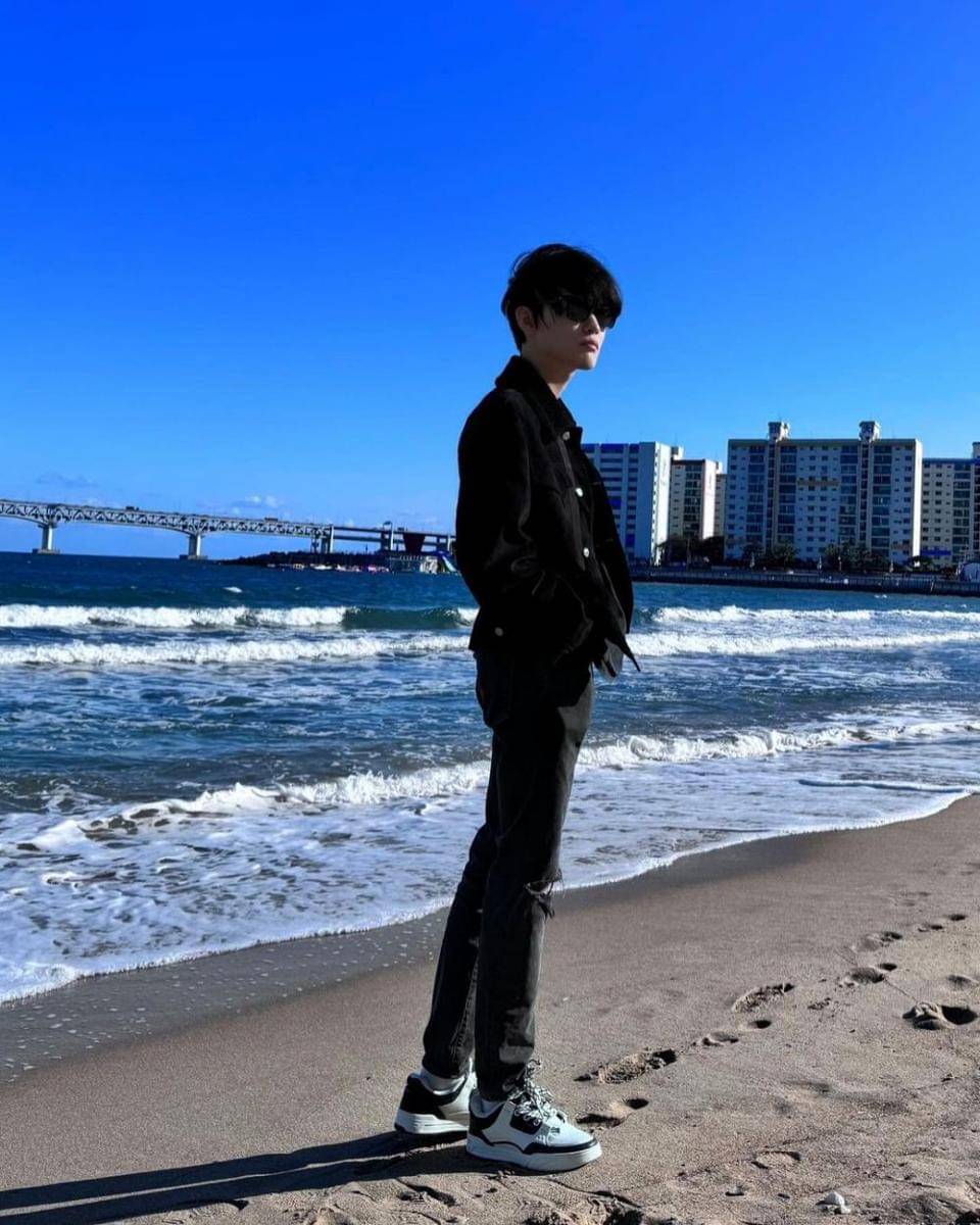 atasan hitam ala Chenle NCT Dream (instagram.com/kh1000le)