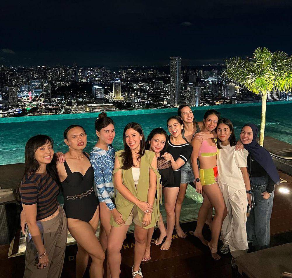 potret Nagita cs berenang malam di Marina Bay Sands Singapura (instagram.com/syahnazs)