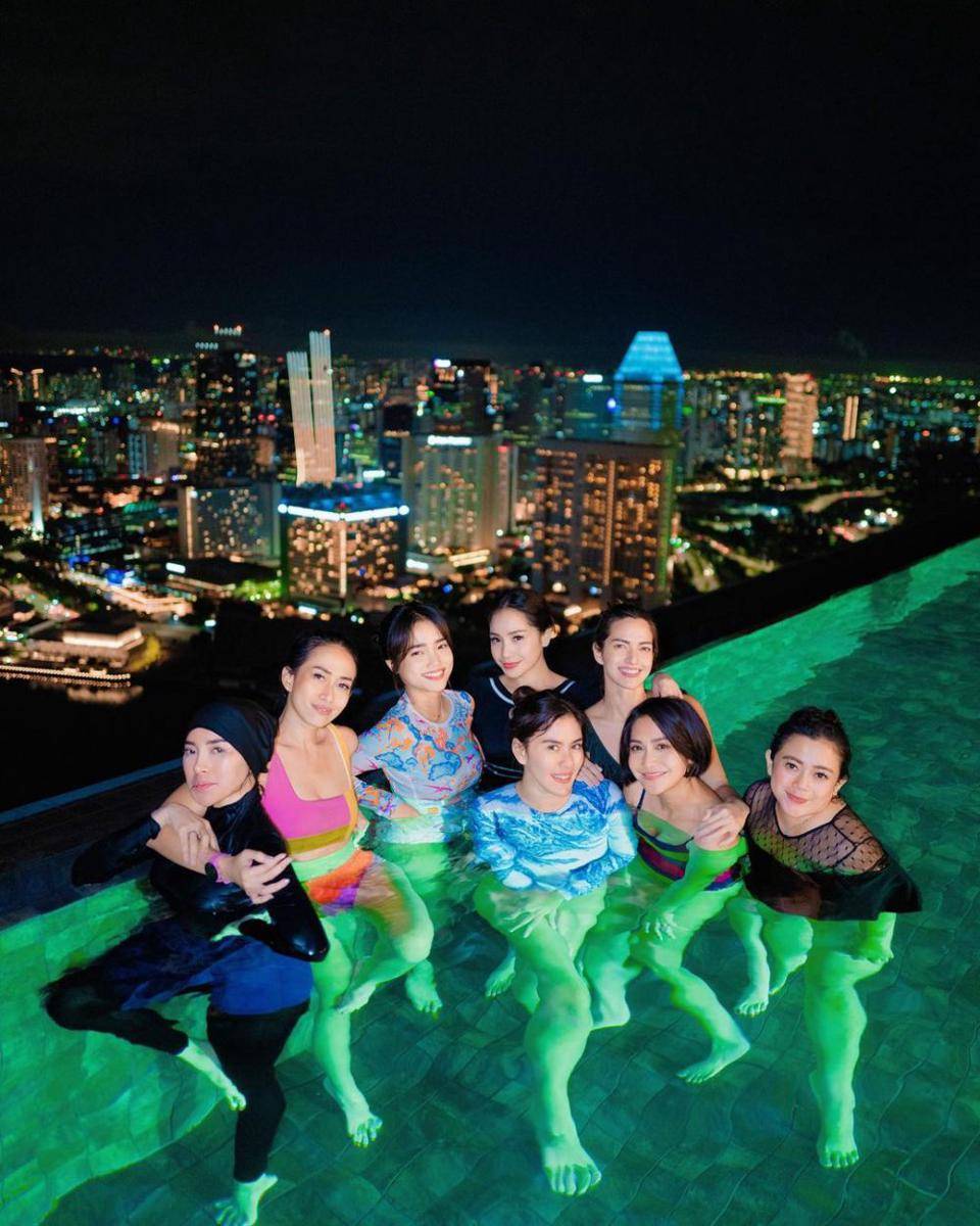 potret Nagita cs berenang malam di Marina Bay Sands Singapura (instagram.com/fuji_an)