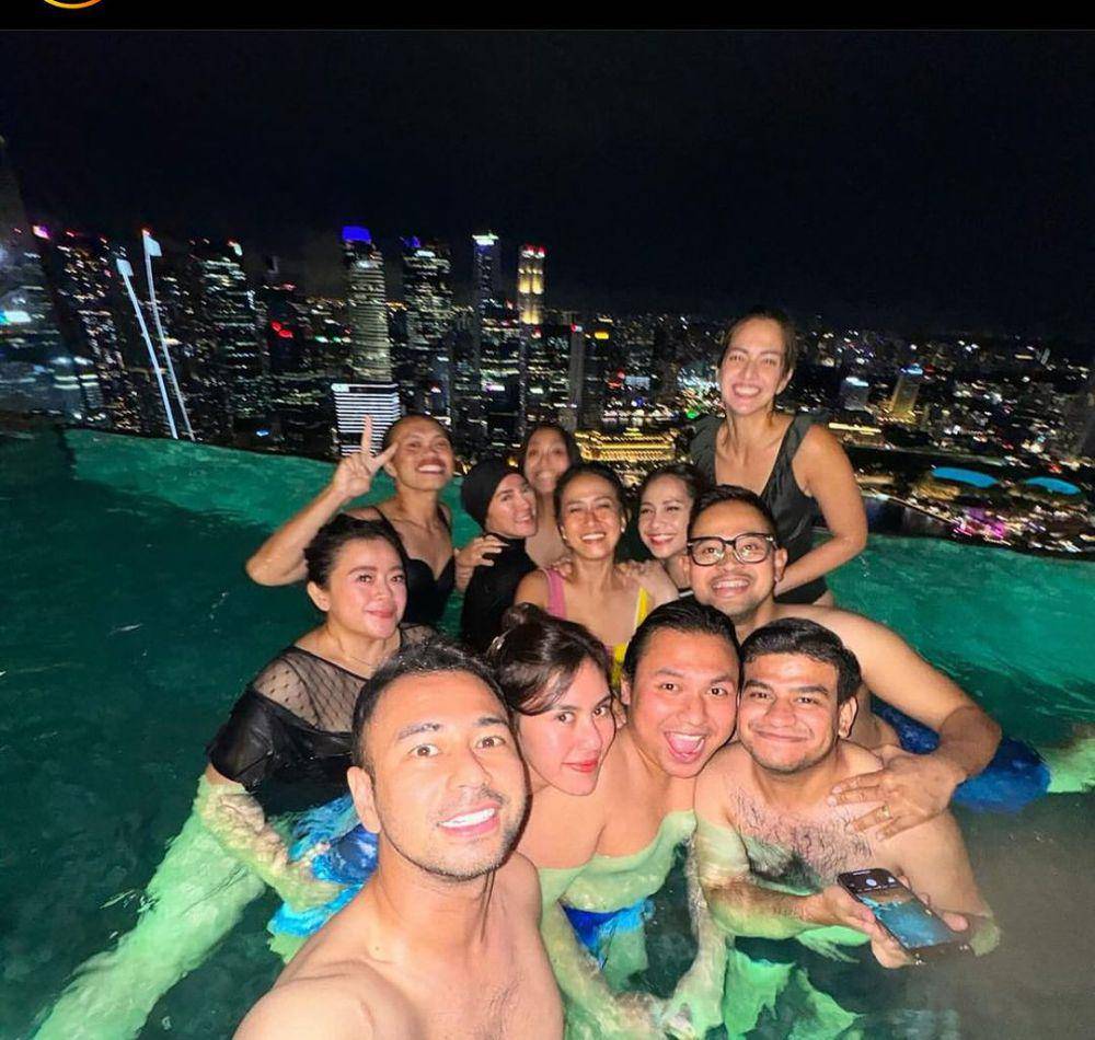 potret Nagita cs berenang malam di Marina Bay Sands Singapura (instagram.com/syahnazs)