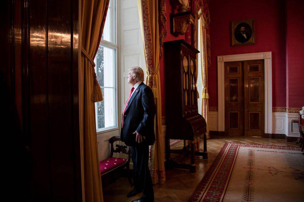 Presiden terpilih, Donald Trump, sedang melihat ke luar jendela di Ruang Merah, Gedung Putih, pada Jumat, 20 Januari 2017. Ini terjadi sebelum ia meninggalkan Gedung Putih untuk menghadiri upacara pelantikan Presiden AS. (commons.wikimedia.org/Shaleah Craighead)