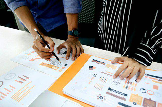 ilustrasi seorang data analyst cek laporan hasil analisis (unsplash.com/UX Indonesia)